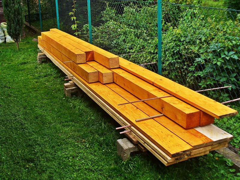ebeniste-PEYMEINADE-min_boards_the_rafters_joinery_tree_painting_wood_colored_paint-871508